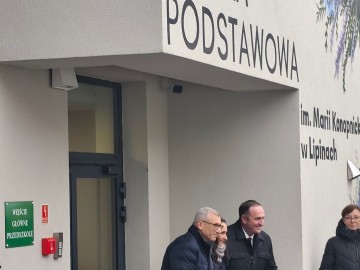 Uroczystość otwarcia nowej części Szkoły Podstawowej w Lipinach w Gminie Nowosolna, 